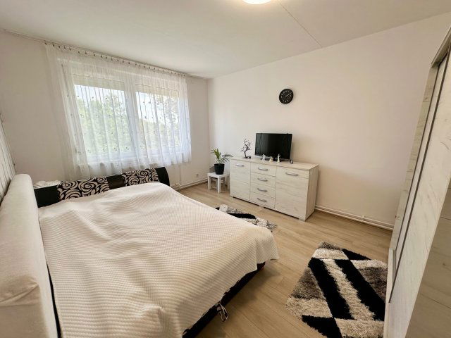 Eladó panellakás, Debrecenben 67.9 M Ft, 3 szobás