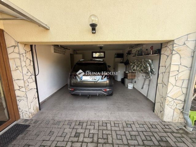 Eladó családi ház, Pécsett 123 M Ft, 5 szobás