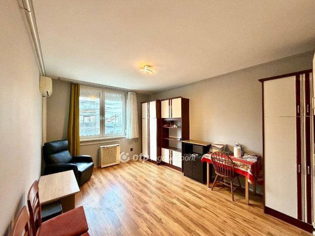 Eladó téglalakás, Szegeden 39.9 M Ft, 2 szobás