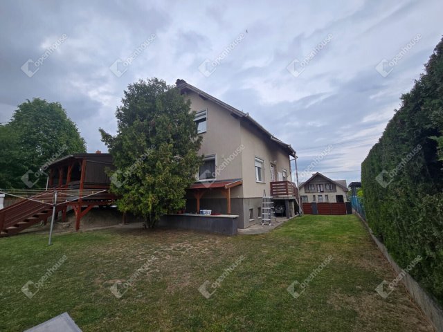 Eladó családi ház, Nyergesújfaluban 127.85 M Ft, 4 szobás