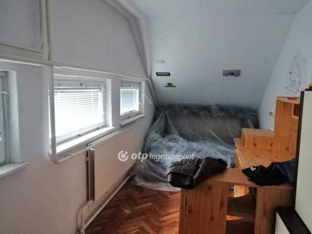 Eladó családi ház, Pécsett 30 M Ft, 1+3 szobás