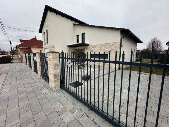 Eladó családi ház, Vecsésen 229.9 M Ft, 5 szobás