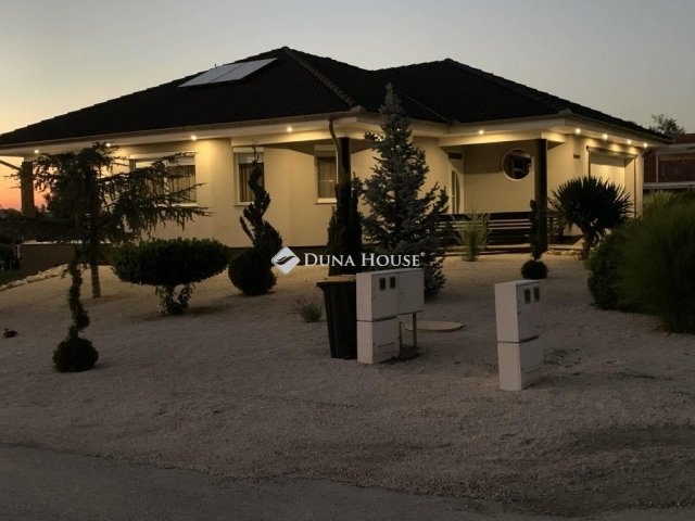 Eladó családi ház, Császártöltésen 187 M Ft, 4 szobás