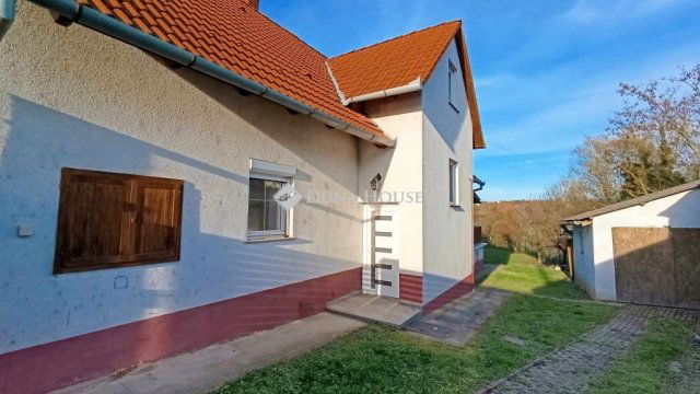 Eladó családi ház, Mohácson 46.5 M Ft, 4 szobás