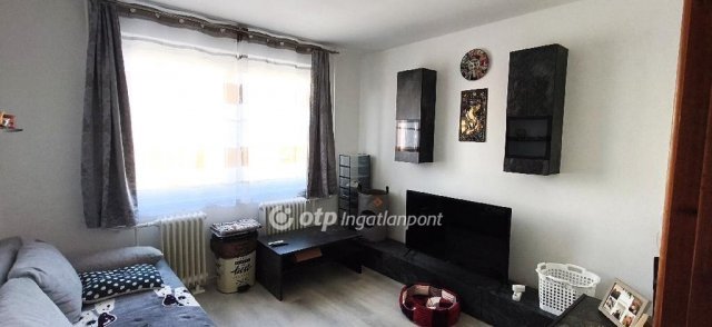 Eladó panellakás, Dunaújvárosban 39.4 M Ft, 2 szobás