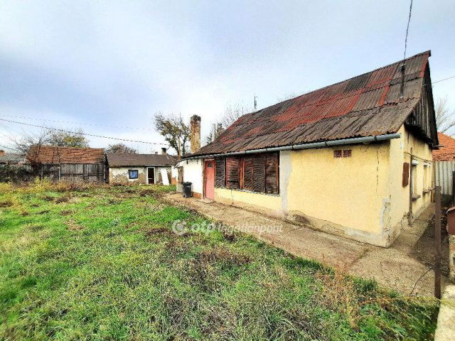 Eladó családi ház, Szolnokon 9.49 M Ft, 2 szobás