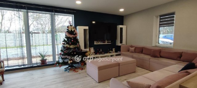 Eladó családi ház, Pápán 180 M Ft, 5+2 szobás