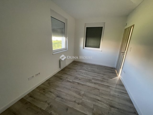 Eladó téglalakás, Tatán 88 M Ft, 4 szobás