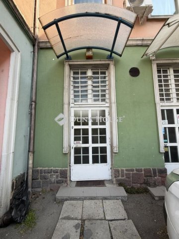 Eladó üzlethelyiség, Komlón, Zrínyi téren 7.99 M Ft