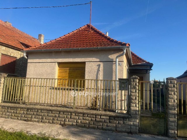 Eladó családi ház, Ajkán 26 M Ft, 1+1 szobás