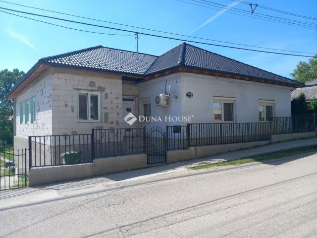 Eladó családi ház, Mányon 89.99 M Ft, 3 szobás
