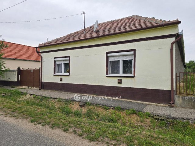 Eladó családi ház, Iszkázon 18.9 M Ft, 2 szobás