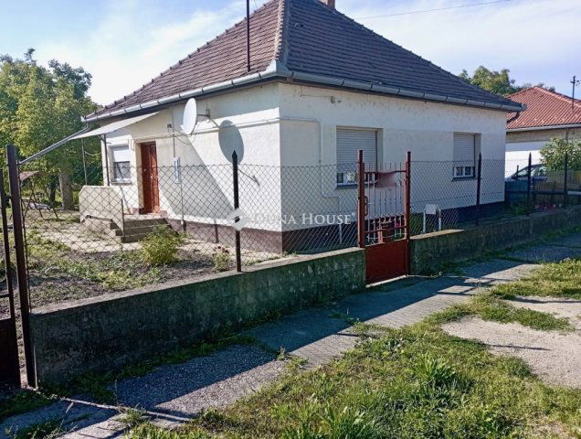 Eladó családi ház, Kunszentmiklóson 29.9 M Ft, 2 szobás