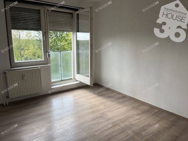 Eladó panellakás, Dunaföldváron 24.9 M Ft, 2 szobás