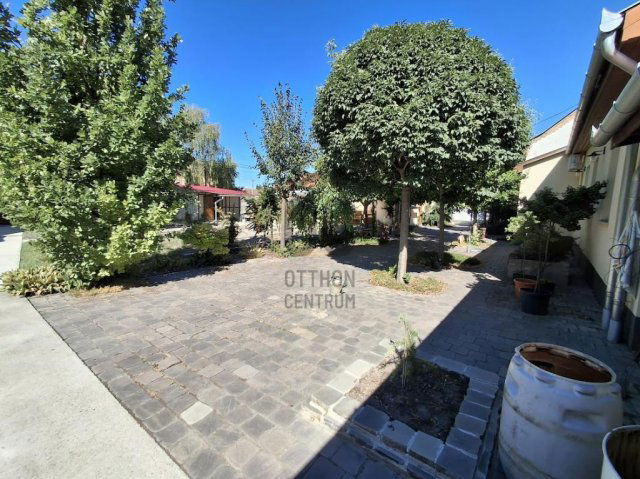 Eladó családi ház, Cegléden 210 M Ft, 4 szobás