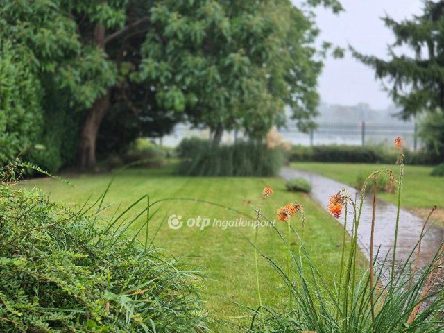 Eladó családi ház, Szigetszentmártonban 159 M Ft, 5 szobás