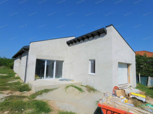 Eladó családi ház, Nagytarcsán 149.7 M Ft, 5 szobás