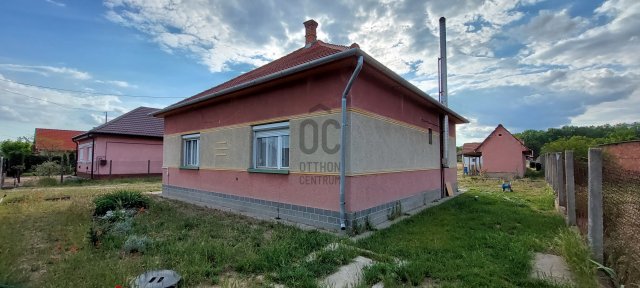 Eladó családi ház, Bugyin 39.5 M Ft, 2 szobás