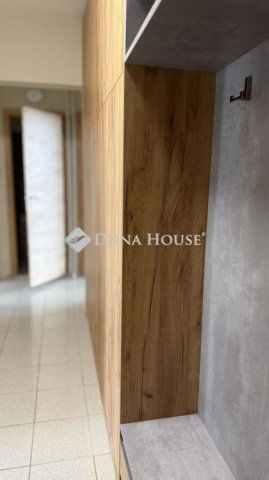 Eladó panellakás, Pécsett 75 M Ft, 2+1 szobás