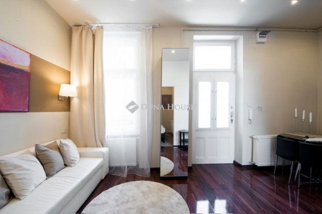 Eladó téglalakás, V. kerületben, Petőfi Sándor utcában