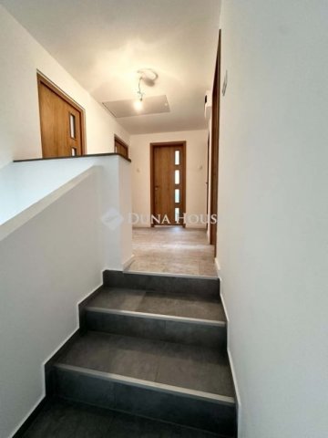 Eladó családi ház, Veresegyházon 114.9 M Ft, 5 szobás