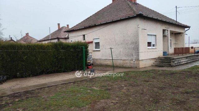 Eladó családi ház, Bakson 32 M Ft, 2+1 szobás