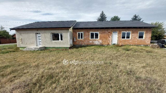 Eladó ikerház, Tiszakécskén 60 M Ft, 3+1 szobás