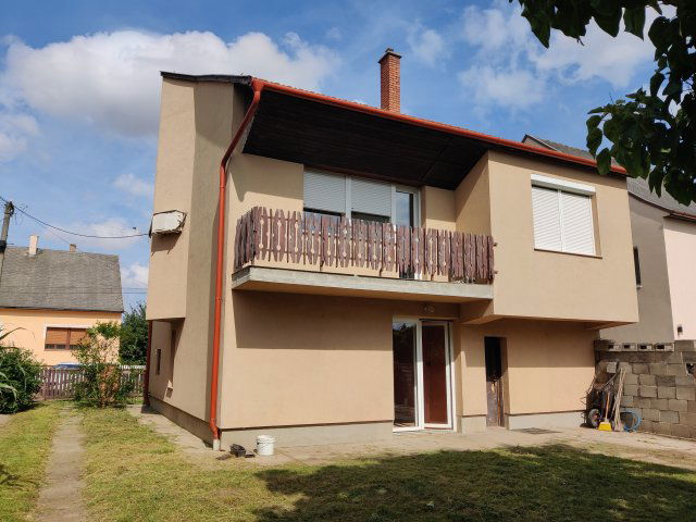 Eladó családi ház, Táton 74.99 M Ft, 3+1 szobás