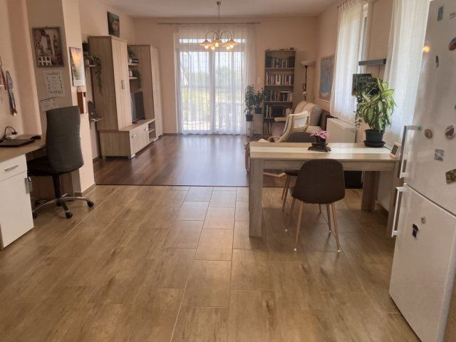 Eladó családi ház, Sukorón 135.9 M Ft, 2+2 szobás