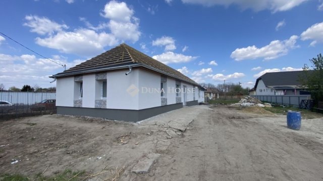 Eladó ikerház, Tápióbicskén 93.5 M Ft, 7 szobás