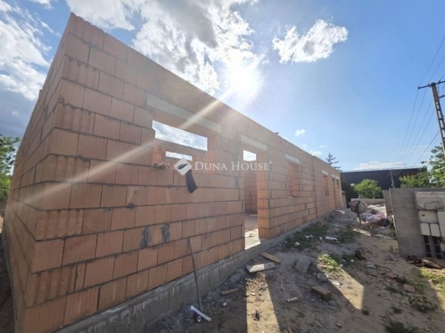 Eladó ikerház, Mogyoródon 110 M Ft, 6 szobás