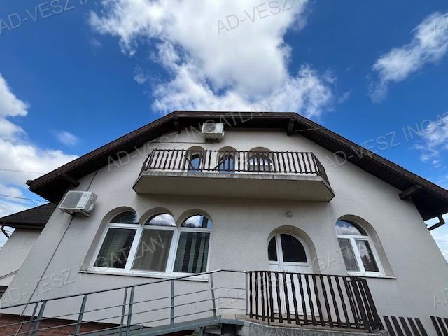 Eladó üzlethelyiség, Vecsésen 180 M Ft, 9 szobás