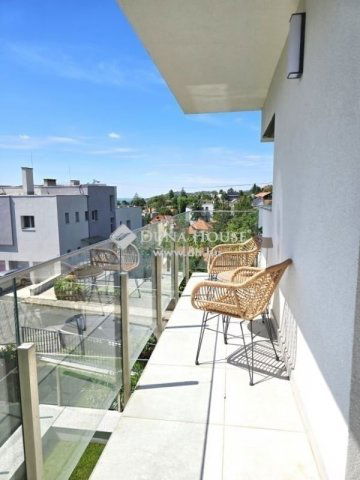 Eladó téglalakás, Pécsett 189.9 M Ft, 4 szobás