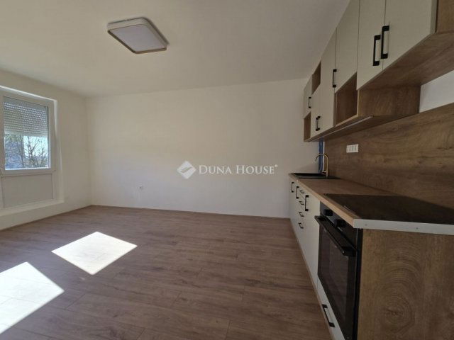 Eladó panellakás, Pécsett 44.9 M Ft, 2+1 szobás