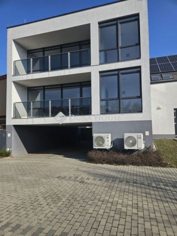 Eladó téglalakás, Debrecenben 459 M Ft, 8 szobás