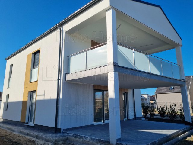 Eladó téglalakás, Siófokon 105.475 M Ft, 3 szobás