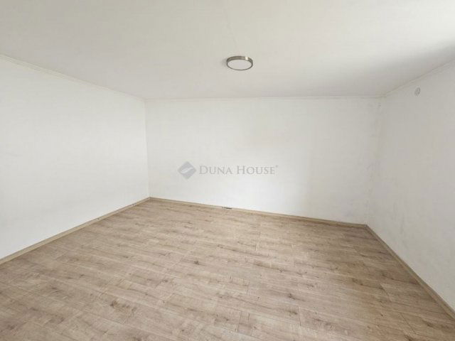 Eladó családi ház, Újpetrén 15.9 M Ft, 2 szobás