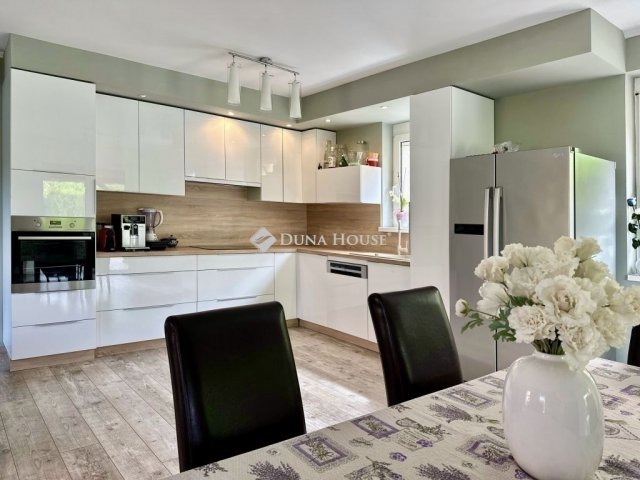 Eladó családi ház, Pécsett 250 M Ft, 9 szobás