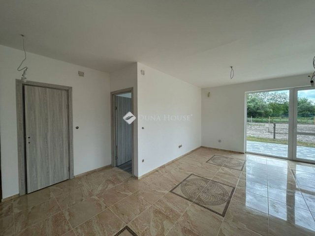 Eladó ikerház, Vasadon 77.5 M Ft, 5 szobás / költözzbe.hu
