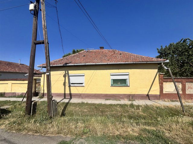 Eladó családi ház, Sarkadon, Attila utcában 15 M Ft, 5 szobás