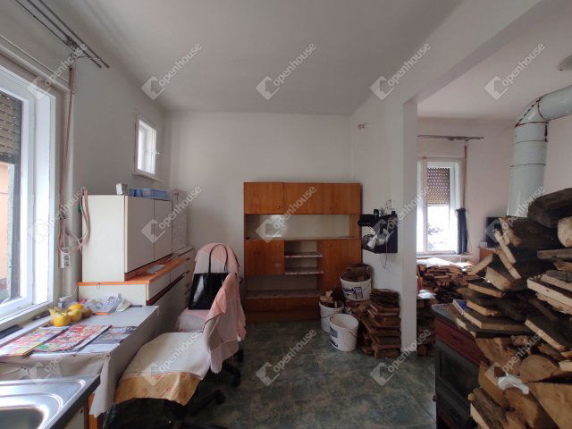 Eladó családi ház, Komáromban 23 M Ft, 2 szobás