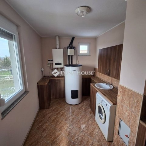 Eladó családi ház, Császártöltésen 187 M Ft, 4 szobás