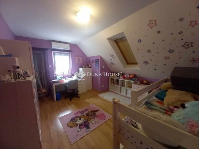 Eladó családi ház, Vecsésen 198.9 M Ft, 6 szobás