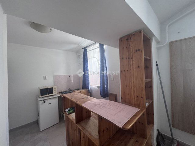 Eladó üzlethelyiség, Pécsett 29.99 M Ft, 2 szobás