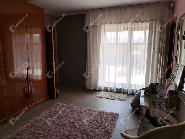 Eladó családi ház, Kisbéren 100 M Ft, 7 szobás