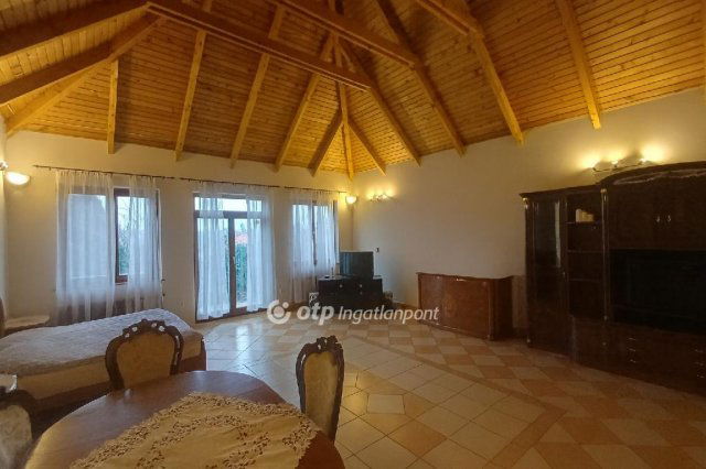 Eladó családi ház, Ercsiben 39.9 M Ft, 3 szobás