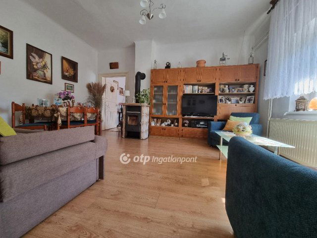 Eladó családi ház, Pápateszéren 43.99 M Ft, 2 szobás
