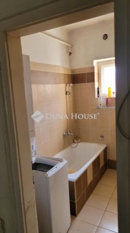 Eladó családi ház, Pécsett 80 M Ft, 5 szobás