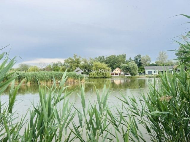 Eladó családi ház, Szigetszentmiklóson 47.99 M Ft, 2 szobás