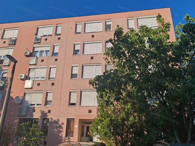 Eladó panellakás, Szolnokon 32.5 M Ft, 1+1 szobás